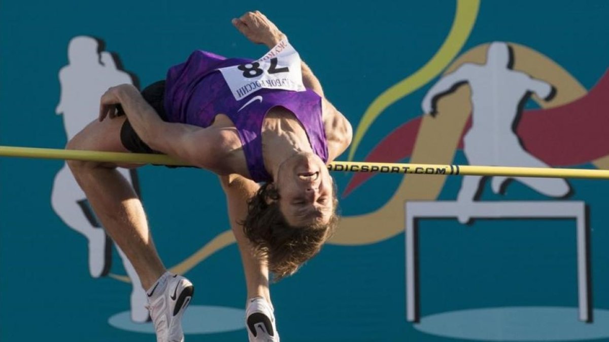 El saltador de altura Ivan Ujov, uno de los afectados, el pasado jueves en un campeonato en Moscú.-AP / ALEXANDER ZEMLIANICHENKO
