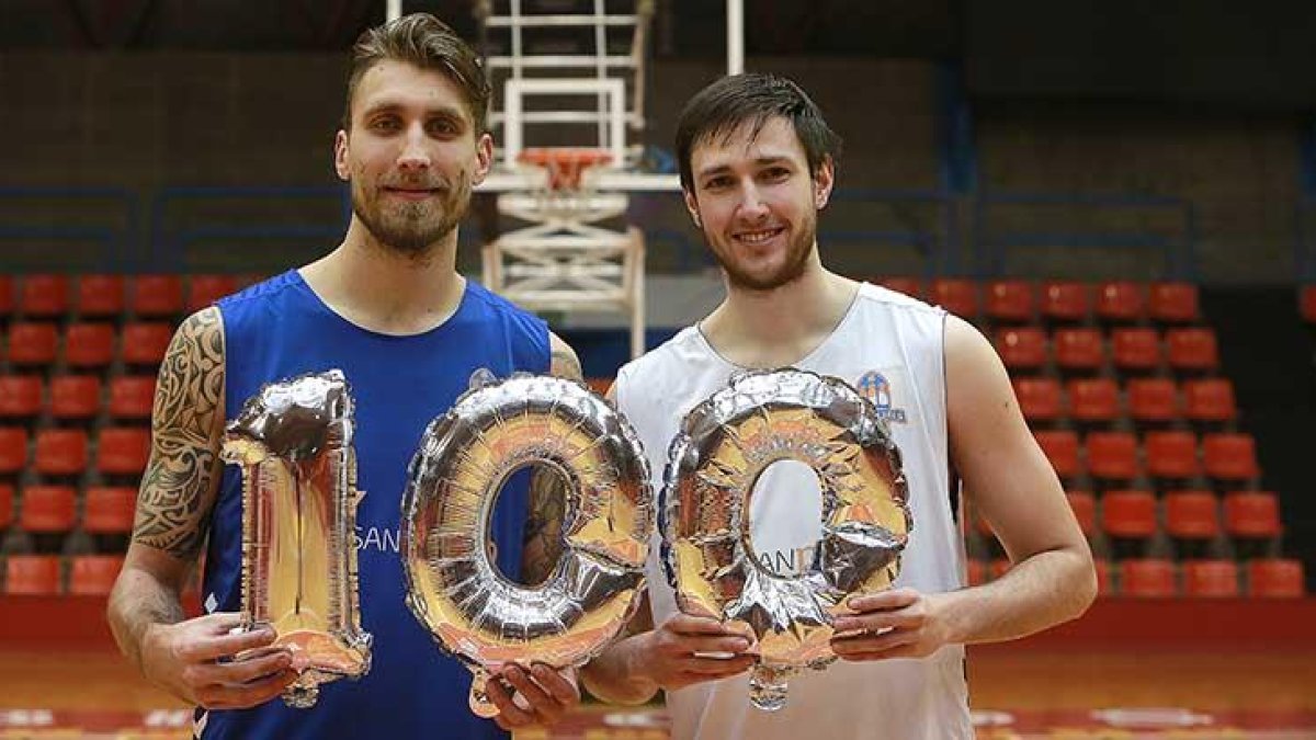 Javi Vega y Edu Martínez posan antes del entrenamiento de ayer en El Plantío.-RAÚL OCHOA