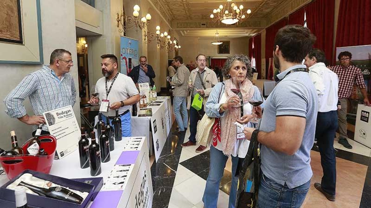 Uno de los expositores de la iniciativa Los Palacios del Vino, que se ubicó en el Teatro Principal.-RAÚL OCHOA