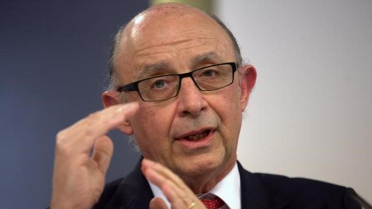 El ministro de Hacienda, Cristóbal Montoro, el pasado viernes, durante la rueda de prensa tras el Consejo de Ministros.-DAVID CASTRO
