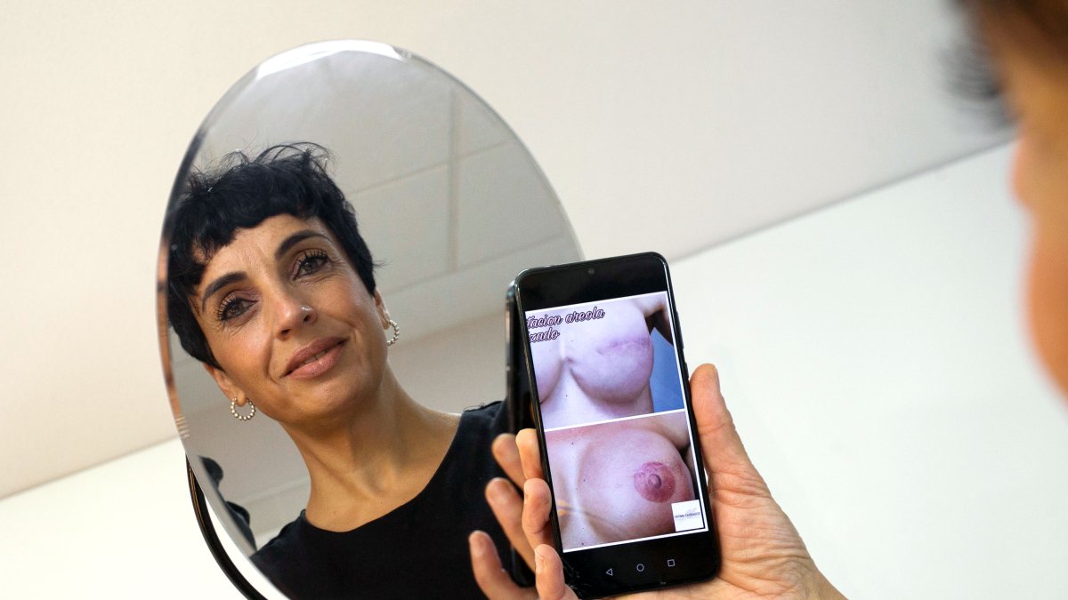 Fátima Carrasco posa con una de las intervenciones de micropigmentación realizadas recientemente. TOMÁS ALONSO