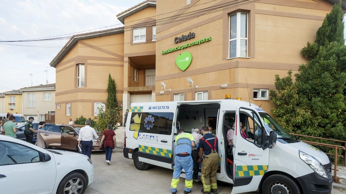 Traslado de usuarios tras el incendio en la residencia de Celada del Camino. SANTI OTERO