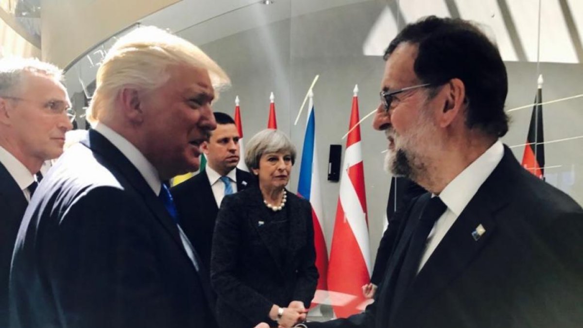 Donald Trump y Mariano Rajoy se saludan al inicio de la cumbre informal de la OTAN, en Bruselas.-