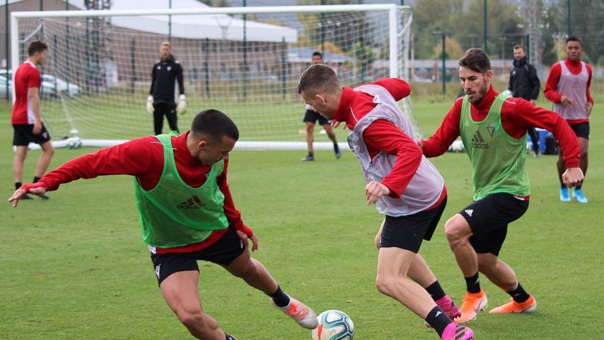 El vestuario rojillo se muestra confiado en sus opciones de sacar algo positivo del Martínez Valero.-CD MIRANDÉS