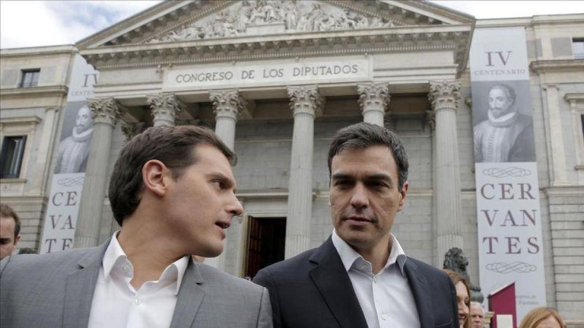 El líder del PSOE y actual presidente del Gobierno, Pedro Sánchez, junto al jefe de Ciudadanos, Albert Rivera, en el 2016.-JOSÉ LUIS ROCA
