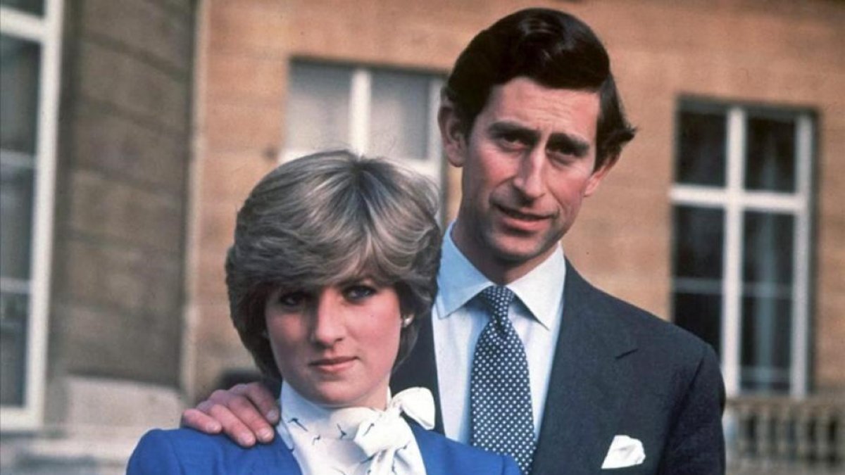 Diana Spencer y Carlos de Inglaterra, el día en que se anunció el compromiso de boda. Primavera de 1981-STR