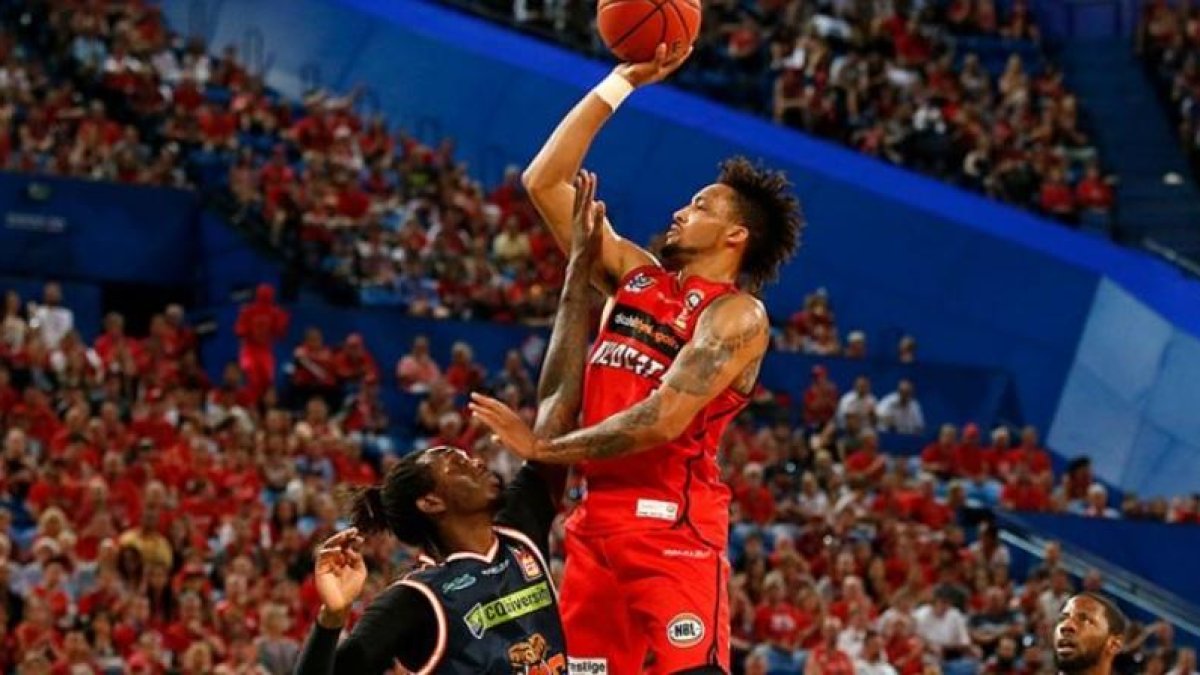 Tokoto lanza a canasta en su etapa en el baloncesto australiano.-WILDCATS.COM.AU