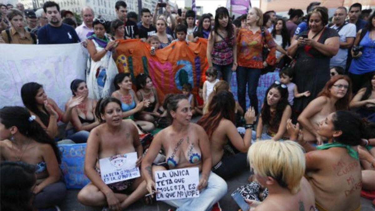 Cientos de manifestantes protestan a pecho descubierto en Buenos Aires por la actuación policial contra tres mujeres que tomaban el sol en 'topless'.-EFE / DAVID FERNÁNDEZ