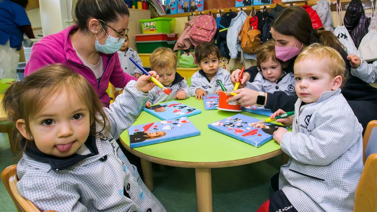 Un grupo de niños realiza manualidades con sus profesoras en el colegio Jesús María. TOMÁS ALONSO