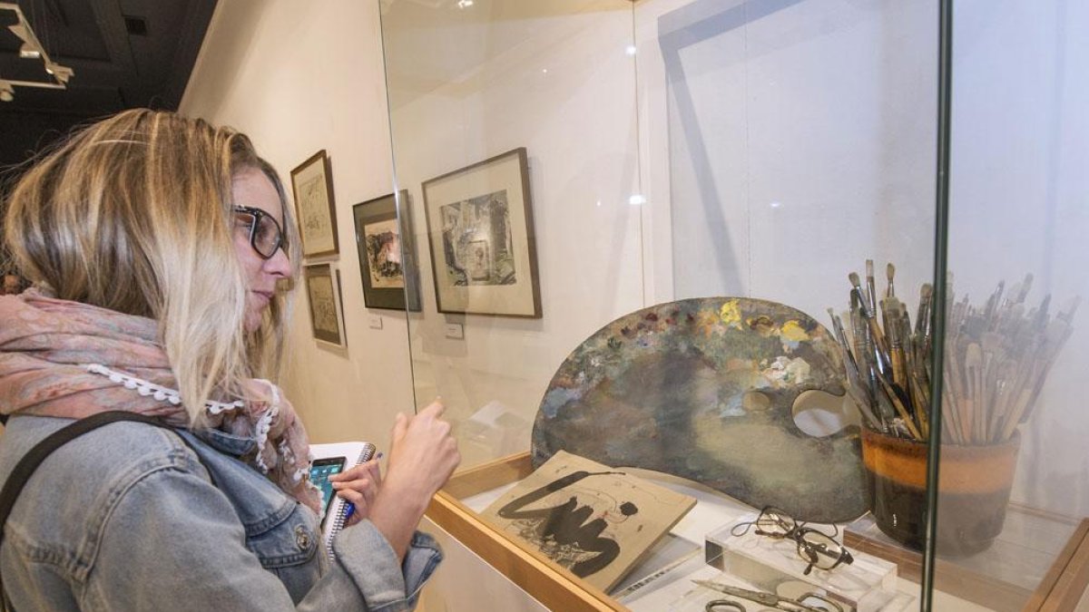 En la exposición también pueden apreciarse objetos personales y de trabajo del pintor burgalés.-ISRAEL L. MURILLO
