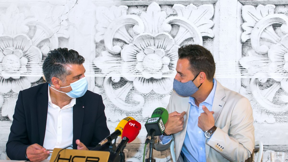 Vicente Marañón y Daniel de la Rosa, instantes antes de arrancar la rueda de prensa. TOMÁS ALONSO
