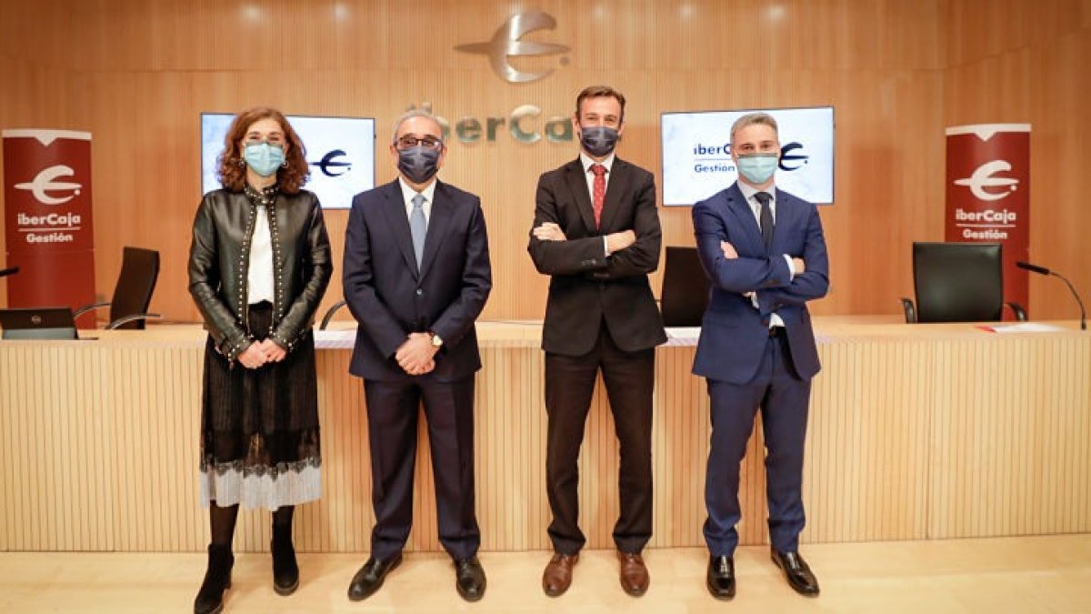 Lili Corredor, directora general de Ibercaja Gestión;Rodrigo Galán, director adjunto al consejero delegado de Ibercaja; Luis Miguel Carrasco, director del Grupo Financiero; y Óscar del Diego, director de Inversiones de Ibercaja Gestión. ECB