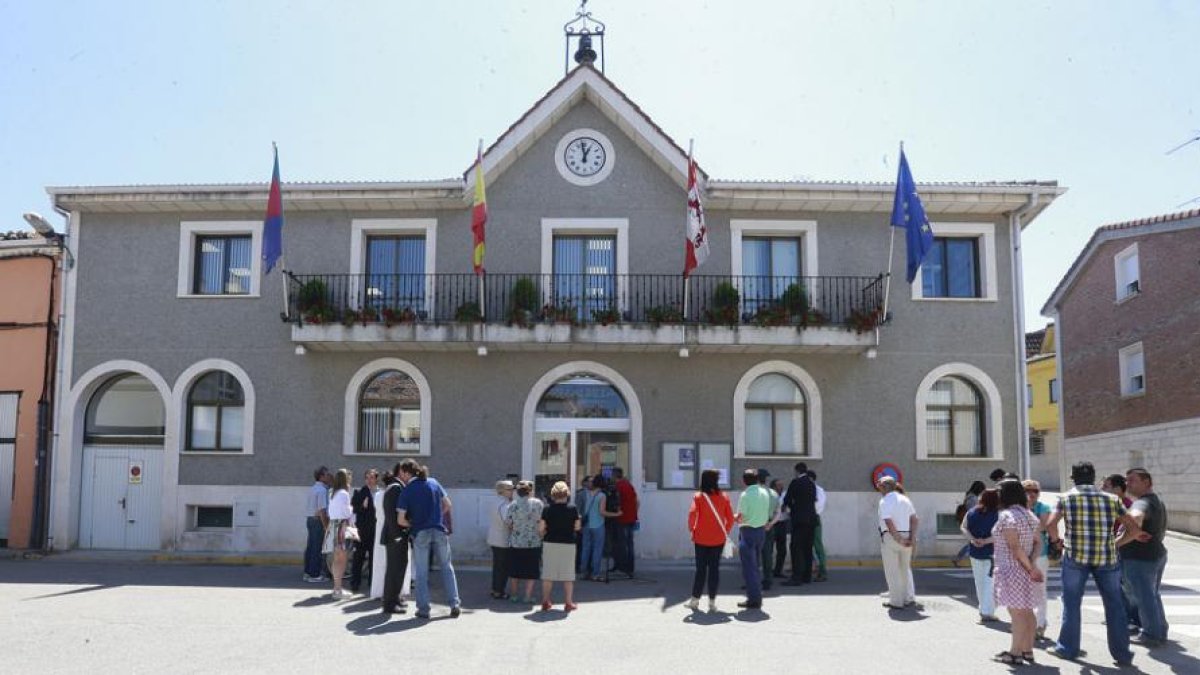 La fachada del Ayuntamiento de Villalbilla cuyo interior ha sufrido una profunda remodelación.-RAÚL OCHOA