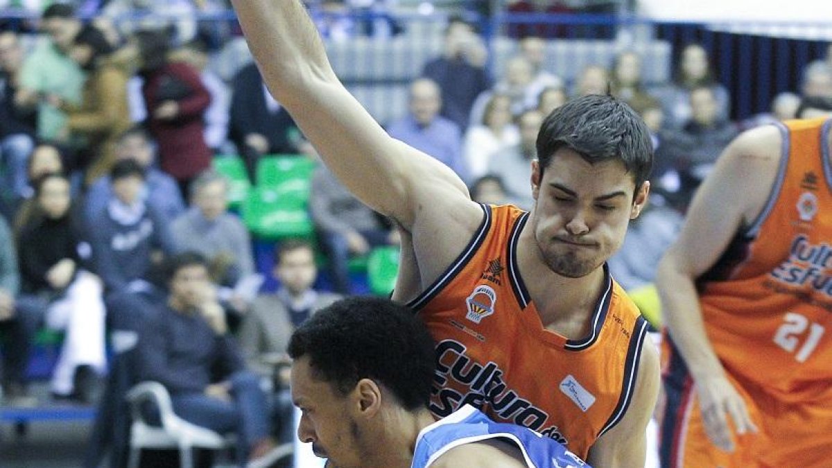Jenkins fuerza la penetración en el partido contra el Valencia.-SANTI OTERO
