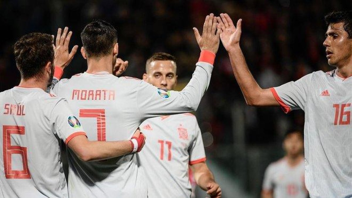 Álvaro Morata, felicitado por sus compañeros de la Roja.-