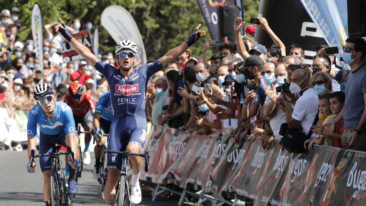Edward Planckaert levanta los brazos tras imponerse a Gonzalo Serrano en el esprint. SANTI OTERO