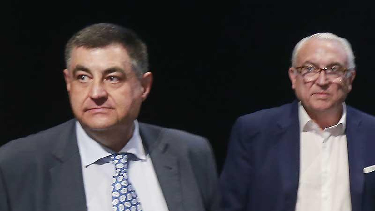 José Luis García y Gonzalo Antón antes de iniciarse una Asamblea.-RAÚL G. OCHOA