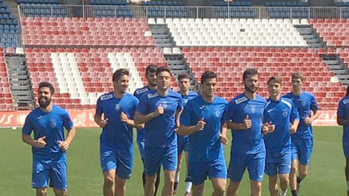 Los jugadores de la Arandina se ejercitan sobre el césped del estadio Juegos del Mediterráneo, ayer.-ARANDINA CF