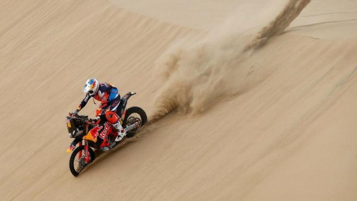 Sam Sunderland (KTM), actual campeón del Dakar, en la etapa de hoy, en Perú, poco antes de sufrir el accidente que le obligó a abandonar.-REUTERS / ANDRES STAPFF