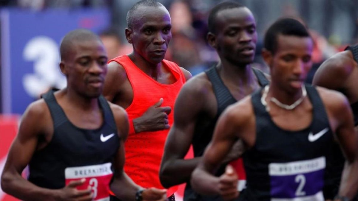 Kipchoge, de rojo, rodeado de 'liebres' en su tentativa del sábado en Monza.-REUTERS / ALESSANDRO GAROFALO