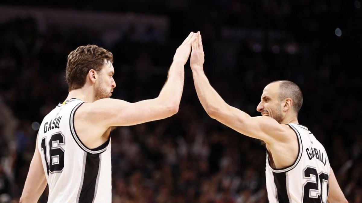 Pau Gasol celebra un punto con Manu Ginóbili.-USA TODAY