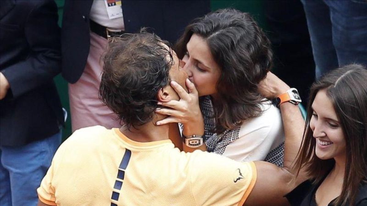 Rafael Nadal besa a Xisca Perelló, en el 2016, tras conquistar el torneo de Montecarlo.-AFP