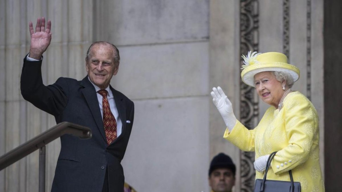 El príncipe Felipe y la reina Isabel II de Inglaterra a su llegada a la catedral de San Pablo.-EFE