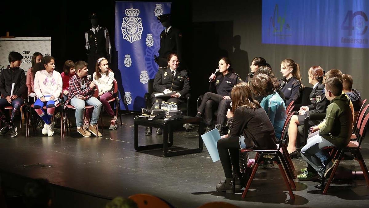 Las agentes que participaron en el acto resolvieron todas las dudas planteadas por los alumnos del colegio público Fernando de Rojas.-RAÚL G. OCHOA