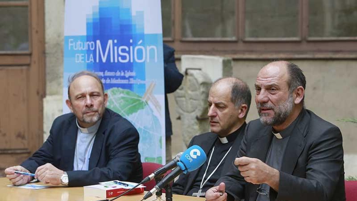 A la izquierda, Ruiz, acompañado de Dal Toso y Calderón durante la presentación.-RAÚL G. OCHOA