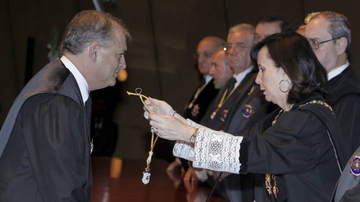 Luis Ortega recibe la medalla de magistrado del Constitucional de la entonces presidenta del tribunal, María Emilia Casas, durante su toma de posesión en enero del 2011.-Foto: EFE