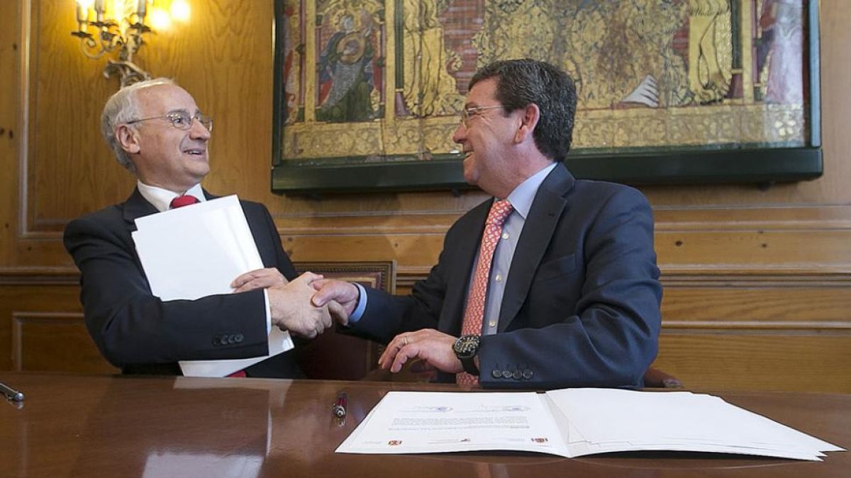 Luciano Galindo y César Rico tras la firma del convenio de cesión de las obras de Luis Sáez.-RAÚL G. OCHOA