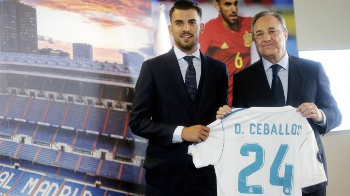 Dani Ceballos junto a Florentino Pérez en la presentación del bético en el Bernabéu-JUAN MANUEL PRATS