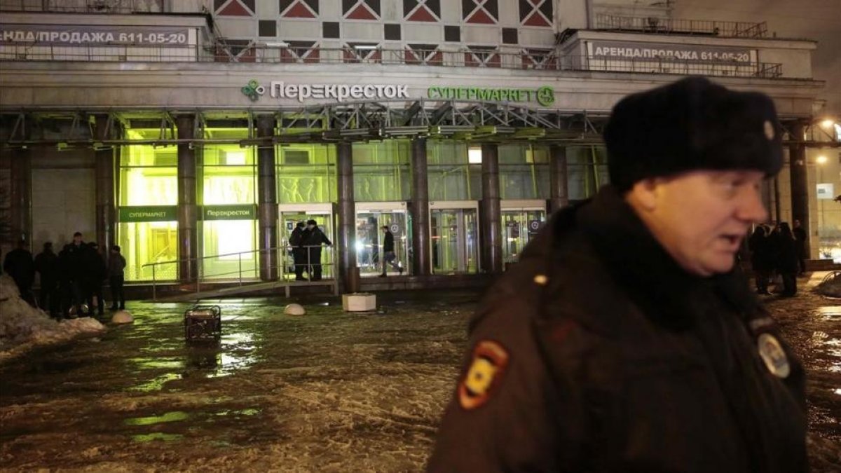 Un policía, cerca del supermercado afectado por la explosión, en San Petersburgo, el 27 de diciembre.-REUTERS / ANTON VAGANOV