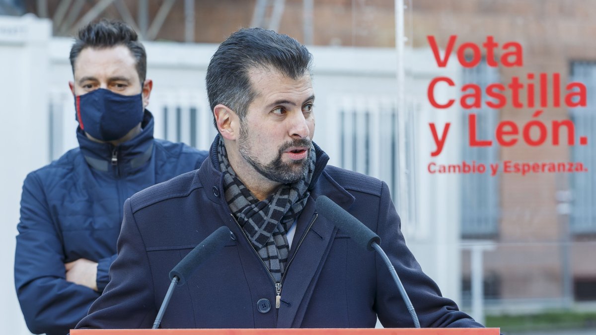 Luis Tudanca acompañado por Daniel de la Rosa. SANTI OTERO