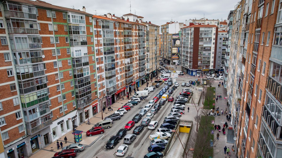 La circulación de vehículos entre las calles Alejandro Yagüe e Igualdad se restringirá al el acceso a los garajes. TOMÁS ALONSO