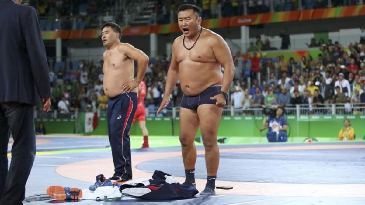 El entrenador del luchador Mandakhnaran Ganzorig se desnuda en protesta por la descalificación de su pupilo.-REUTERS / TORU HANAI