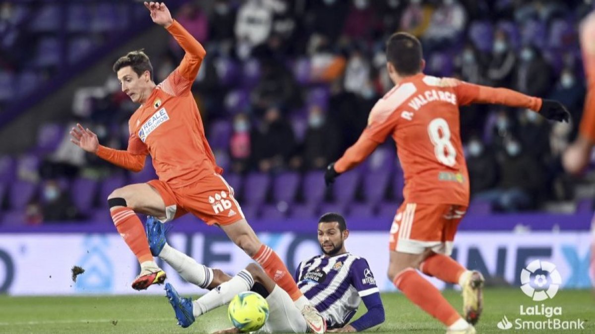 Guillermo intenta salvar la posesión de la pelota. LALIGA