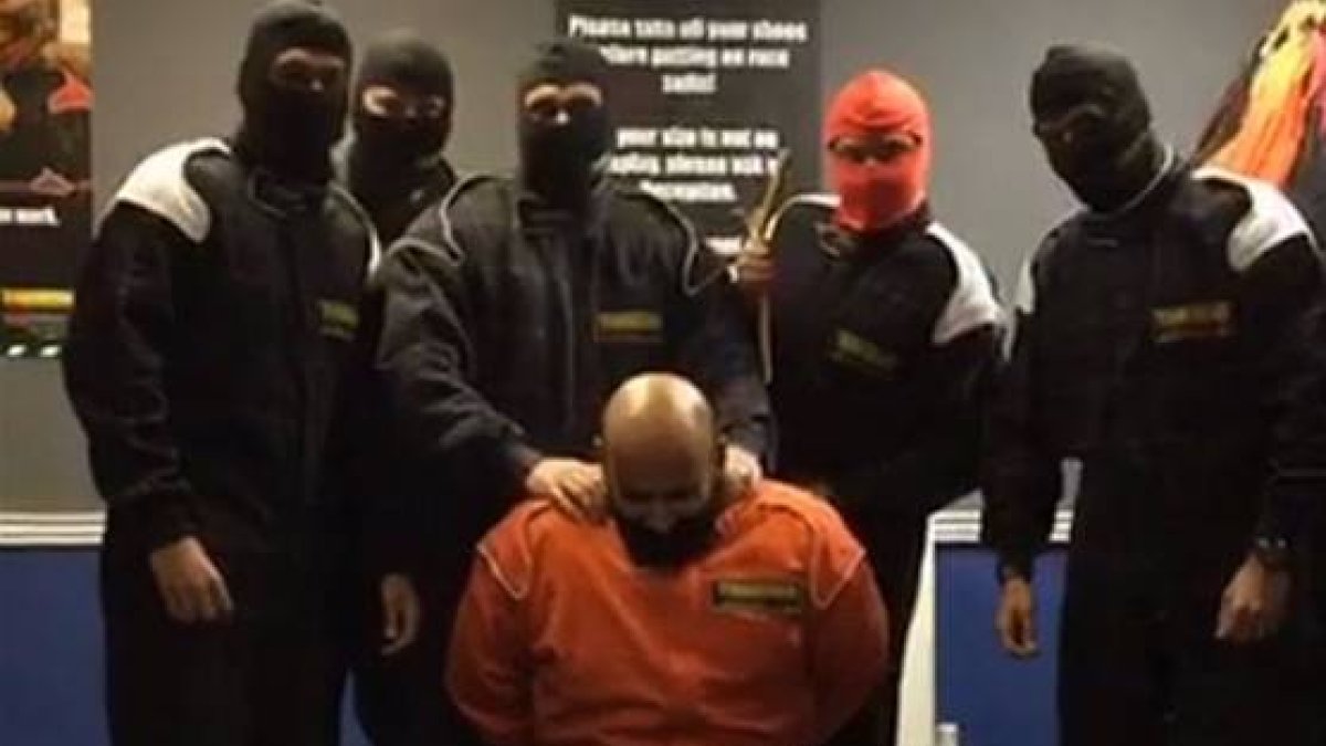 Imagen de la grabación de los trabajadores del HSBC simulando una ejecución del Estado Islámico.-