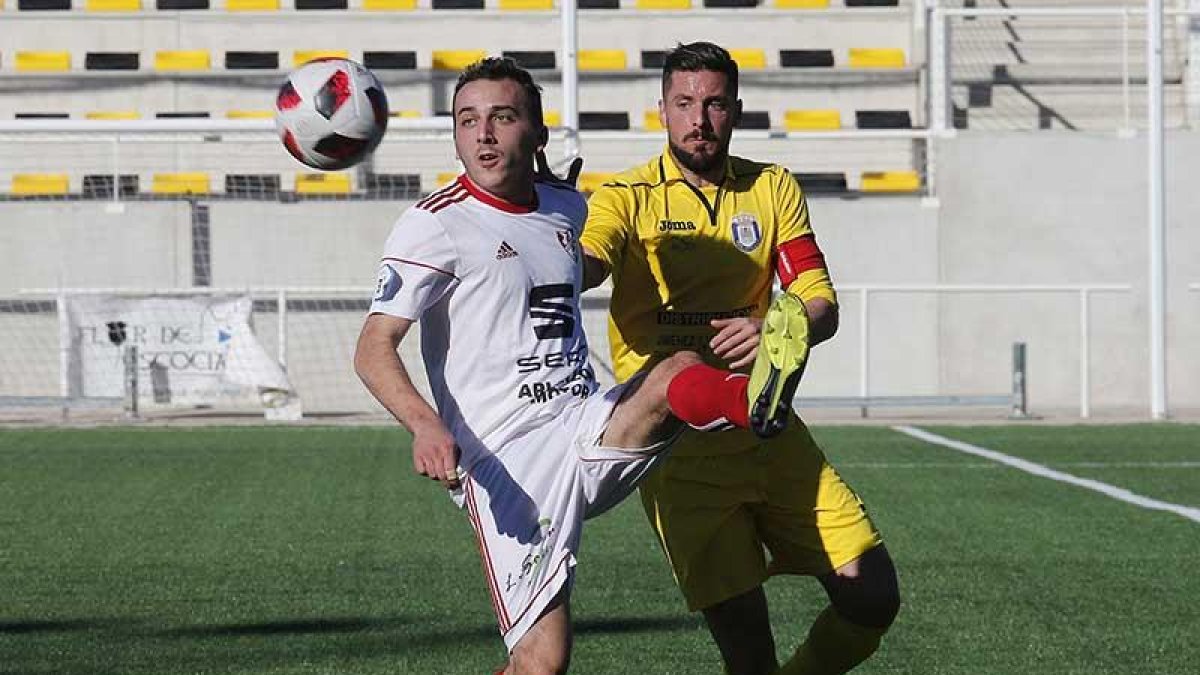 Marti controla el balón ante la presencia de Andrés Llorián, autor del gol abulense.-SANTI OTERO