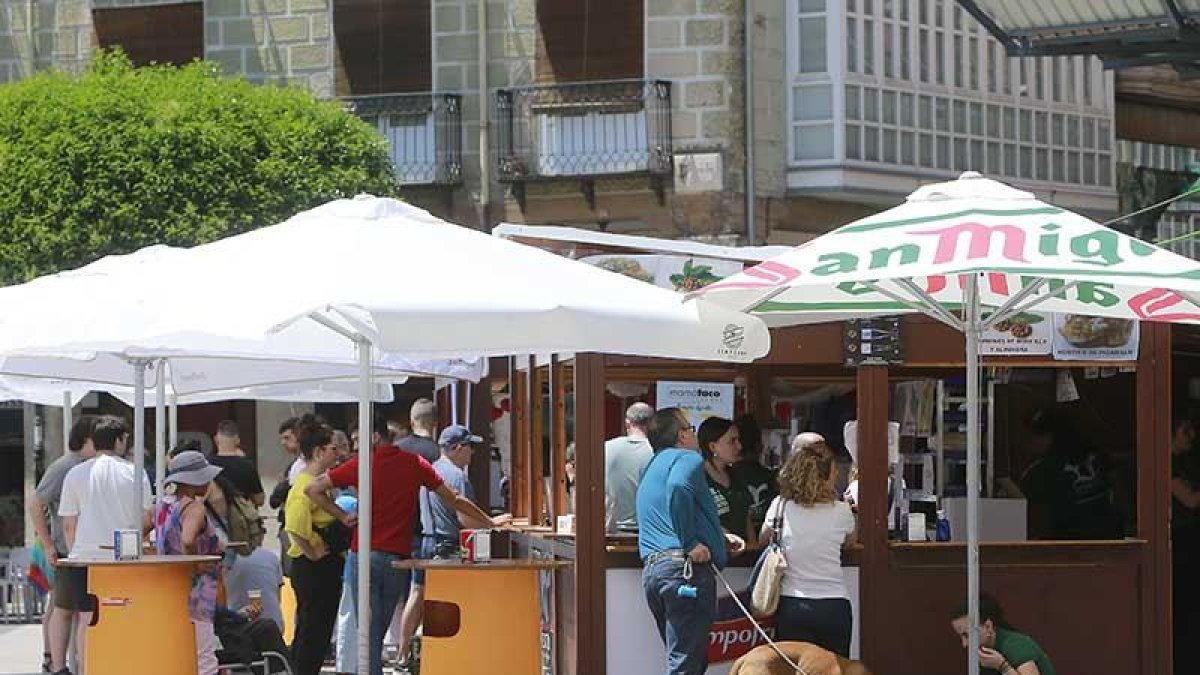 La ola de calor obligó a las casetas a instalar sombrillas durante el día.-RAÚL G. OCHOA