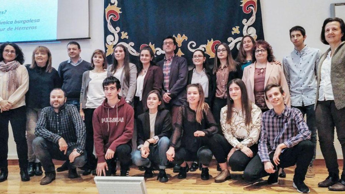 Imagen de grupo de los estudiantes que han presentado sus proyecto en el Aula Romeros de la Universidad.-ECB