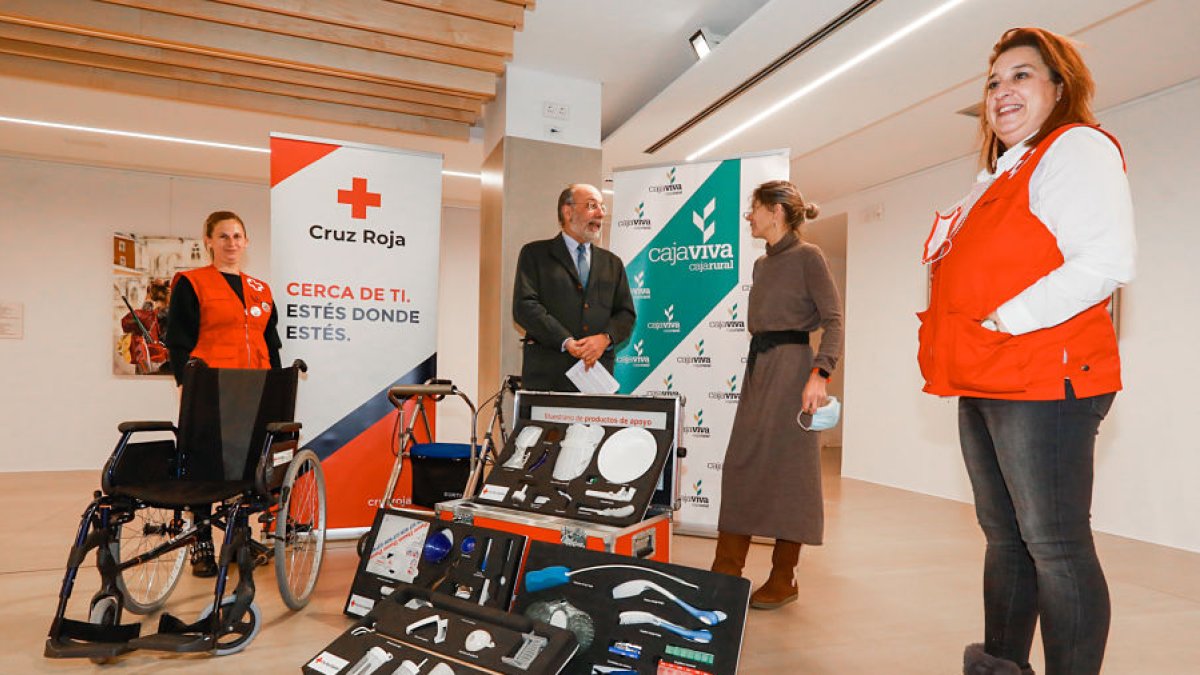Donación de Cajaviva a Cruz Roja de material asistencial tras recaudar 3.000 euros en la Vuelta a España. TOMÁS ALONSO