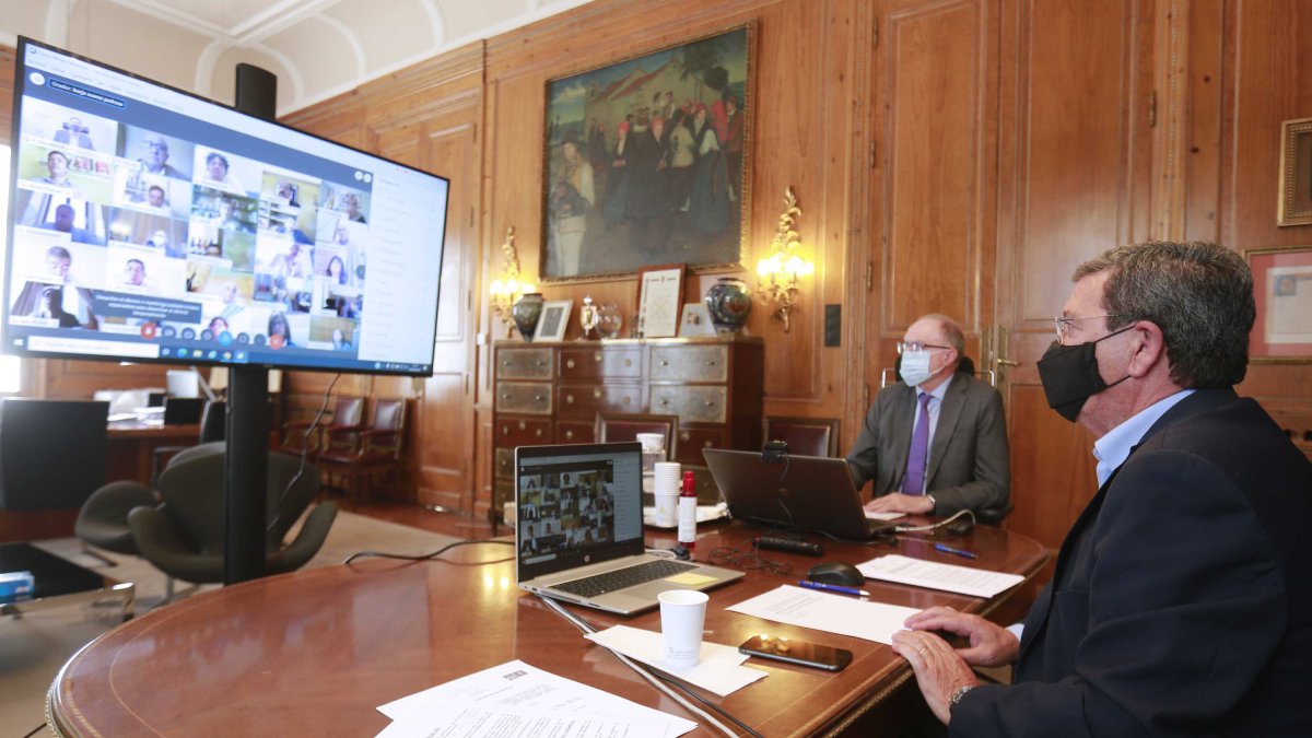 César Rico y el secretario de la Institucion durante un momento del Pleno telemático de ayer. R. OCHOA