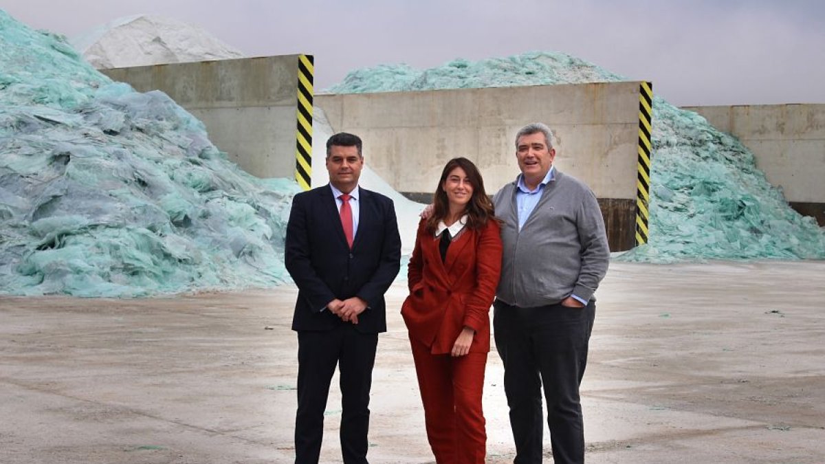 José Ignacio Juez, responsable de Banca de Empresas de Ibercaja en La Rioja, Burgos y Guadalajara, junto a Cristina y Fernando Santaolalla, responsables de la empresa, en una de las plantas de la compañía en Burgos. ECB
