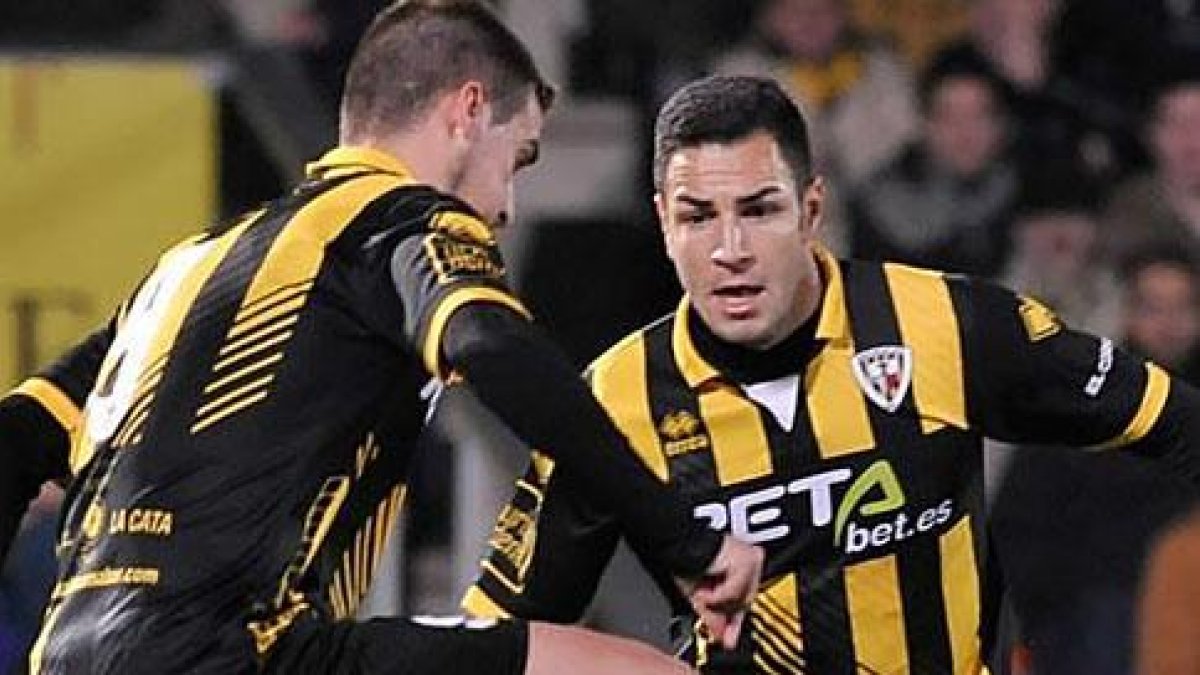Armiche Ortega (derecha), durante un partido con el Barakaldo.-LALIGA