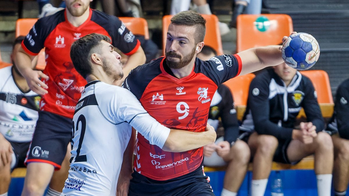 Lander Simón dispara ante la defensa de Zarautz en el partido disputado en El Plantío. ECB