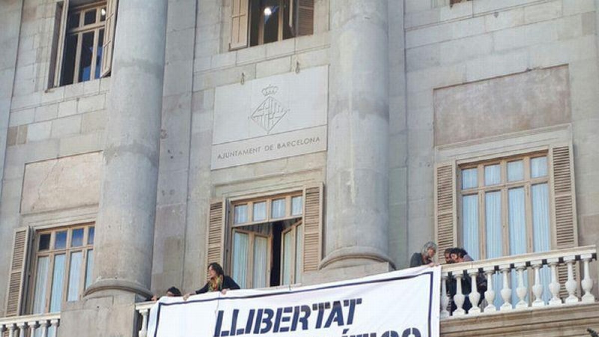 Pancarta en la fachada del Ajuntament pidiendo la liberación de Jordi Cuixart y jordi Sánchez.-TONI SUST