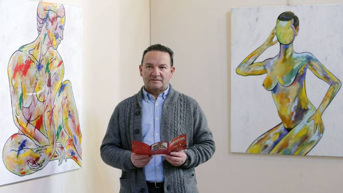 Eduardo Medrano, junto a dos de las pinturas expuestas, de los últimos meses.-Raúl Ochoa
