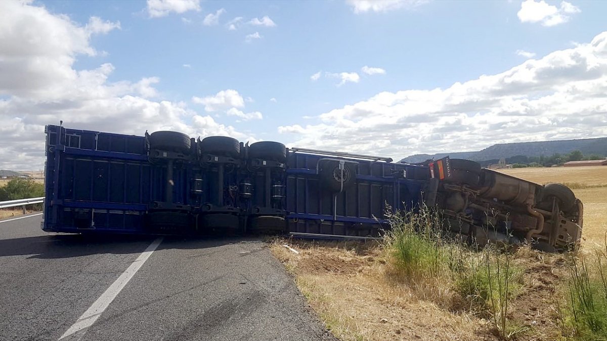 Dos heridos al volcar un camión en la A-62 en Villaldemiro.