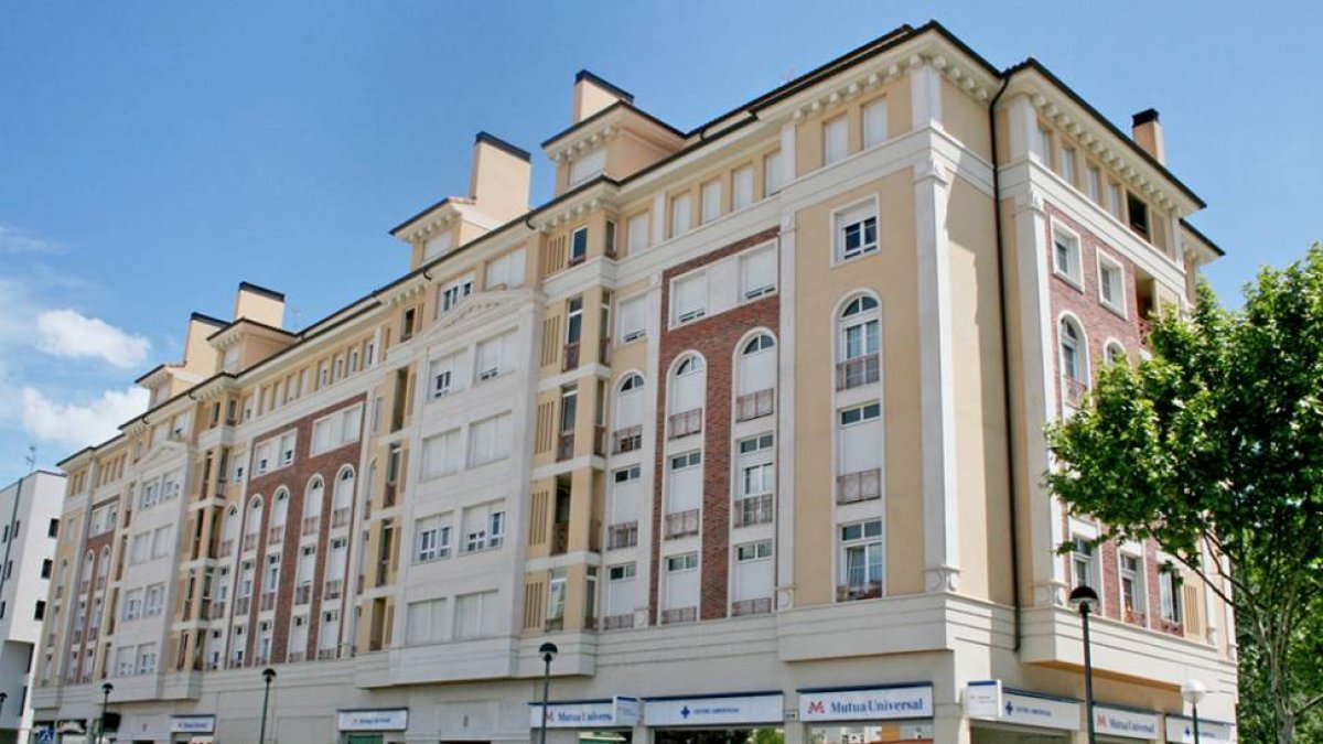 Edificio en la calle Juan de Padilla.-
